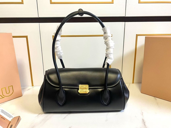 スーパーコピーブランドバッグ正面デザイン